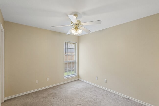 Building Photo - 912 Willow Pond St