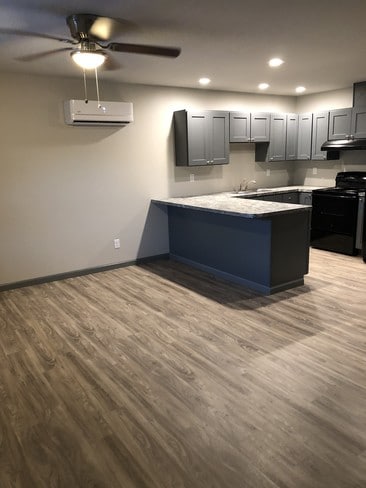 Living room / kitchen - 1722 State St