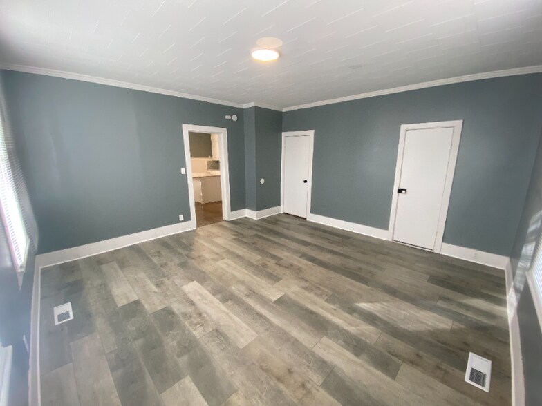 Building Photo - 412 E 7th St