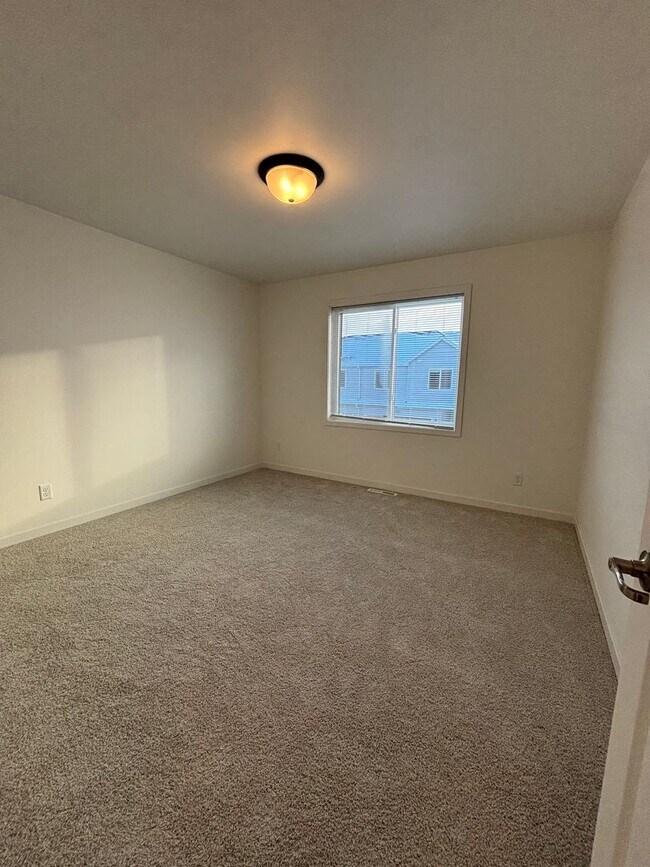 Building Photo - 3 Bed 3 Bath Townhome