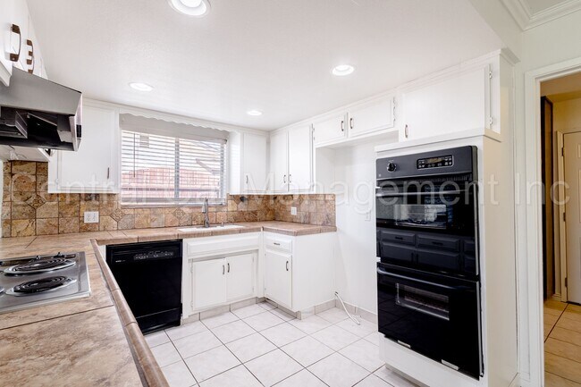 Building Photo - 3 Bedroom/2 Bath Home - $2250 per month!