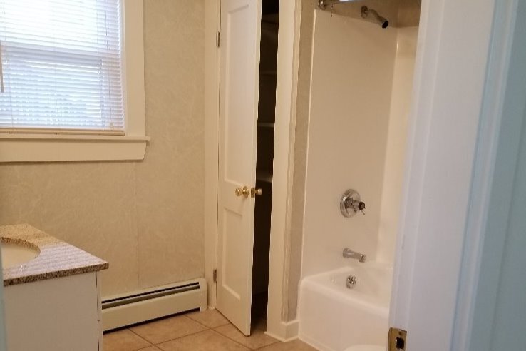 Huge Bathroom - 38 Mt Auburn St