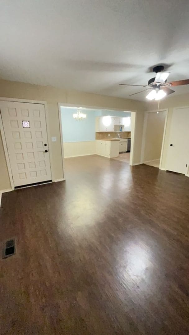 Building Photo - 3 bed 2 bath one story home