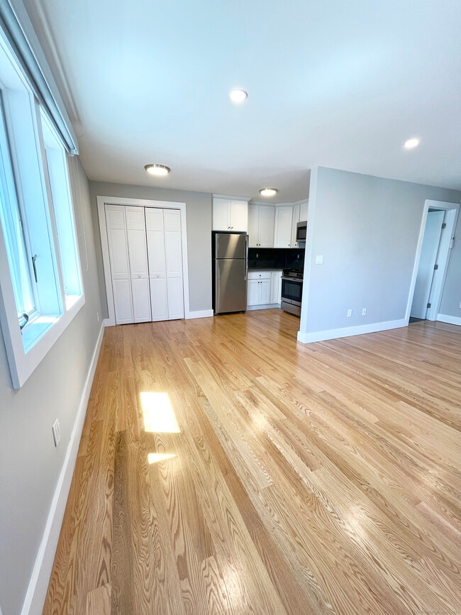 Building Photo - 6 Silver St