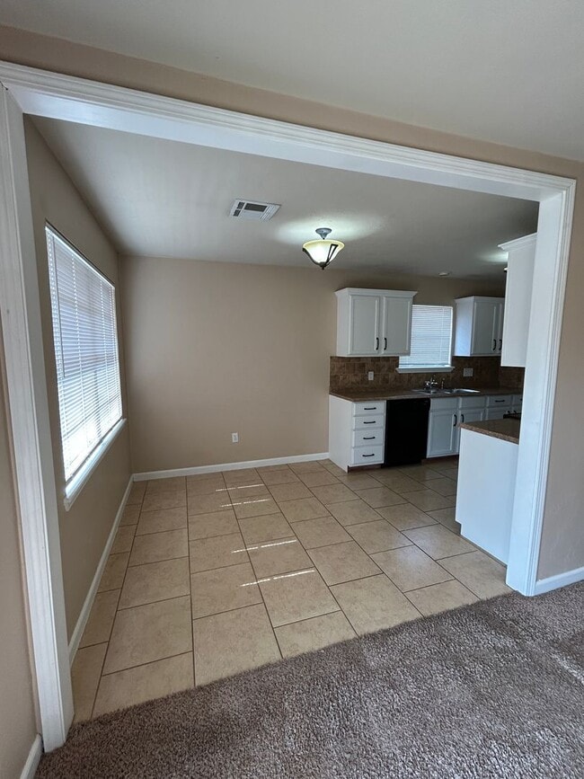 Building Photo - 3 bedroom NOW AVAILABLE in the MAC school ...