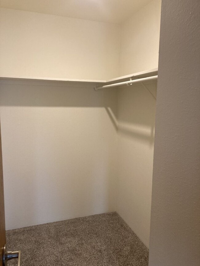 Building Photo - Lovely 2BR/1BA with large kitchen! Laundry...