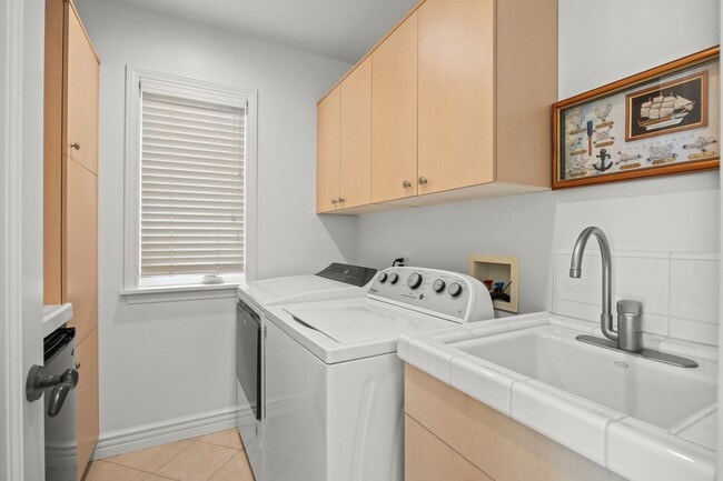 Building Photo - 3086 Solimar Beach Dr