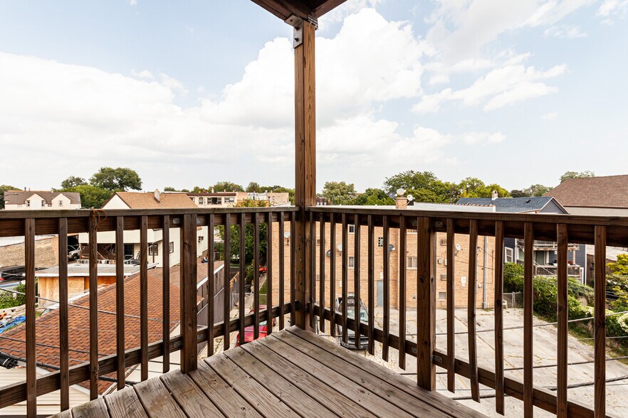 Building Photo - 3823 N Drake Ave