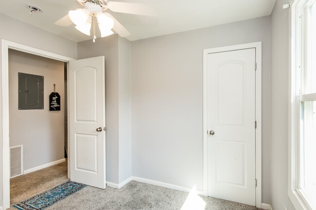 Building Photo - 1314 W 9th St