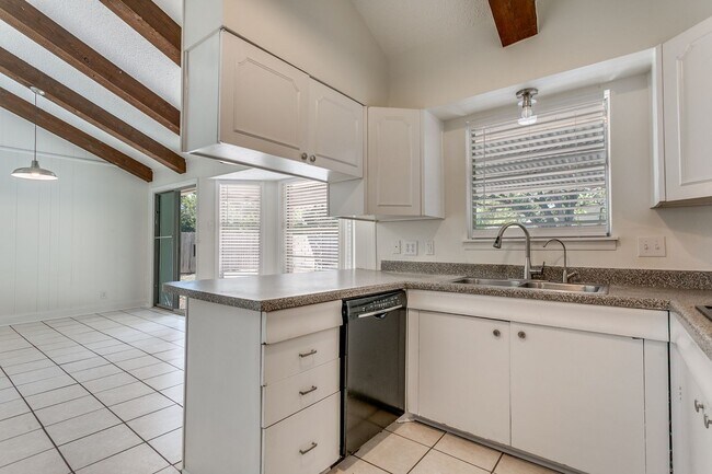 Building Photo - UPDATED 4-BEDROOM HOME IN SHEARER HILLS