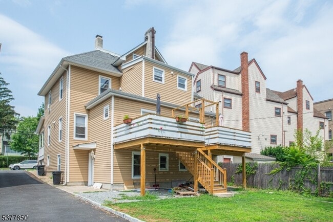 Building Photo - 69 Forest St