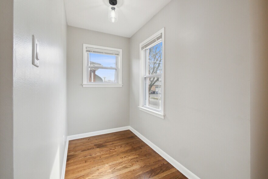 office nook/study space - 204 Catalpa Dr