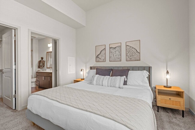 Building Photo - 711 W Broadway Rd