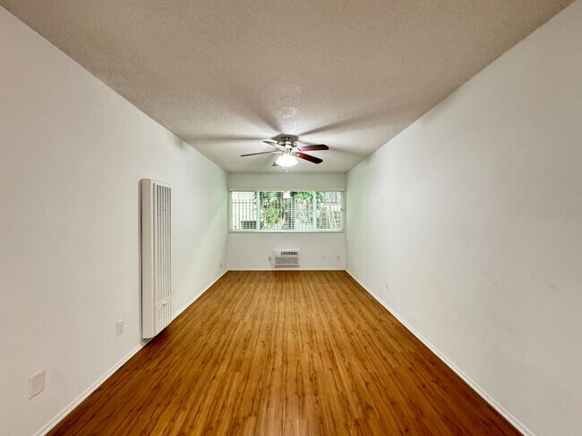 Interior Photo - 14220 Burbank Blvd