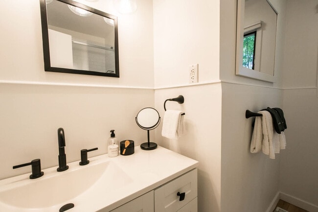 Building Photo - 2750 Holly Hill Dr