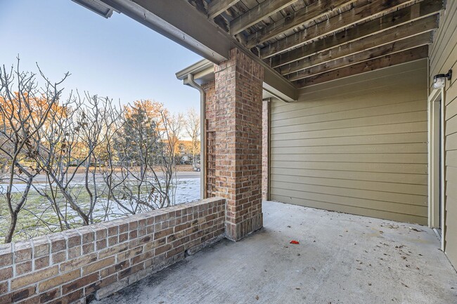 Building Photo - **Fully Updated 2-Bedroom Condo with New Appliances!**