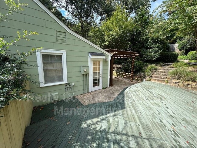 Building Photo - 2461 Lyndhurst Ave