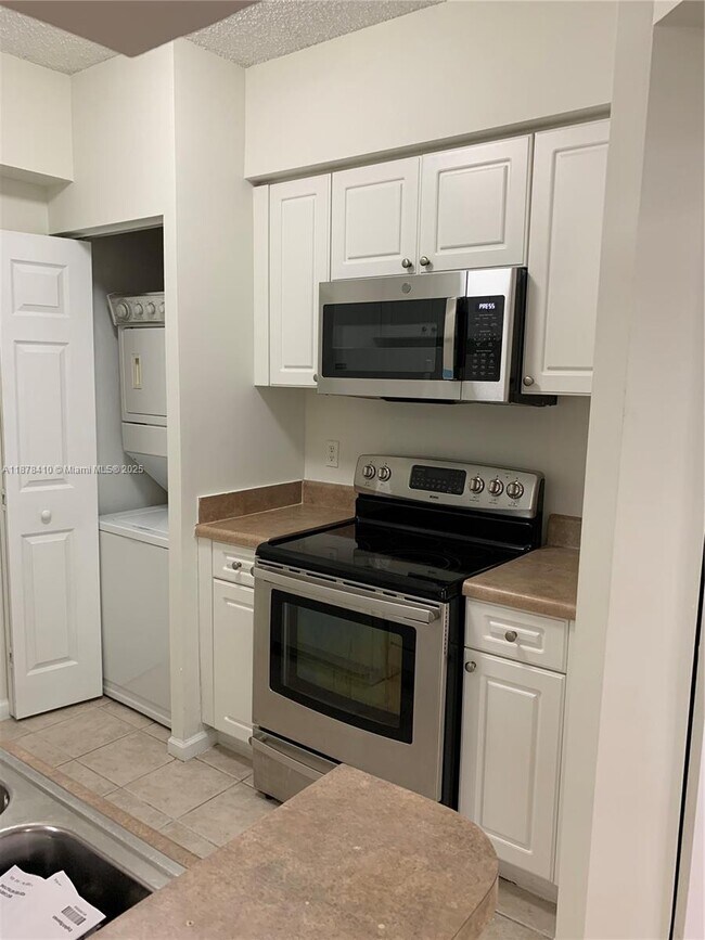 Building Photo - 17150 N Bay Rd