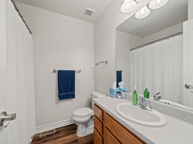 Building Photo - Spacious 3 Bed 2.5 Bath in Cheyenne Availa...