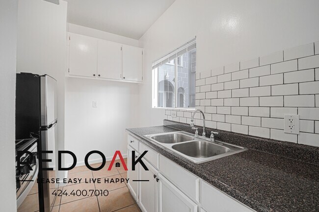 Building Photo - 250 Loma Dr