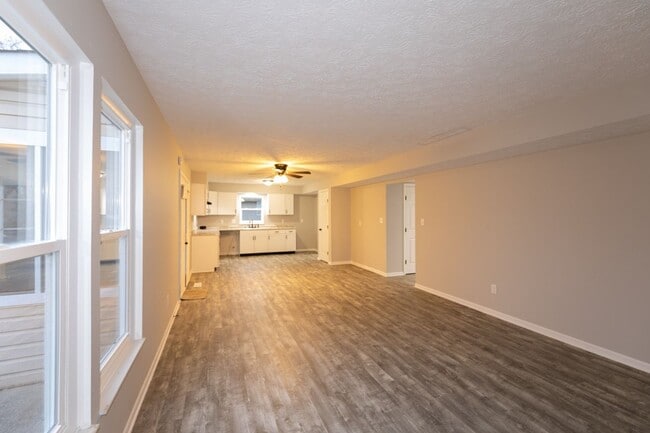 Building Photo - 3 bed 2.5 bath 2 story 2 car attached gara...