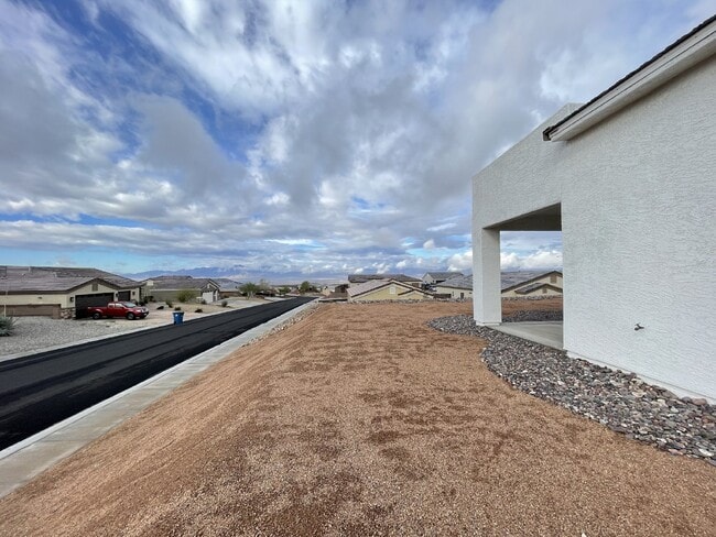 Building Photo - Beautiful Contemporary home with panoramic views! Community pool and club house use included.