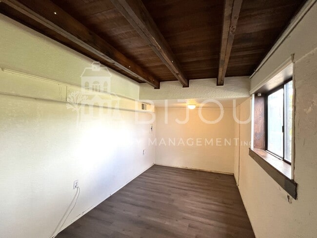 Building Photo - Charming Manitou Home
