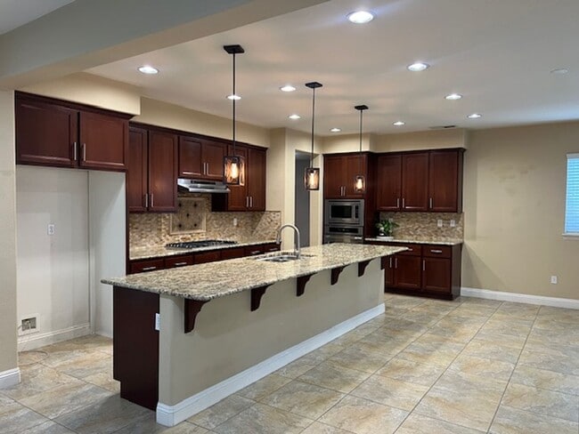 Building Photo - STUNNING & SPACIOUS 4 BEDROOM IN W. ROSEVI...