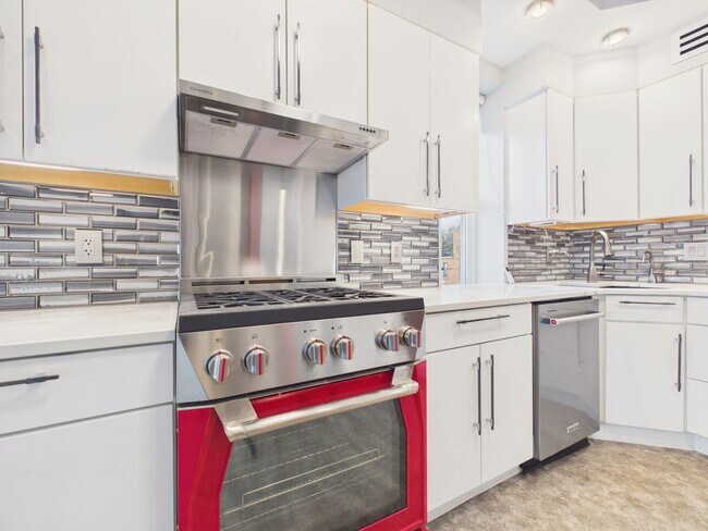 Building Photo - 1017 N Front St