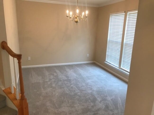 Building Photo - Spacious 4-bedroom home