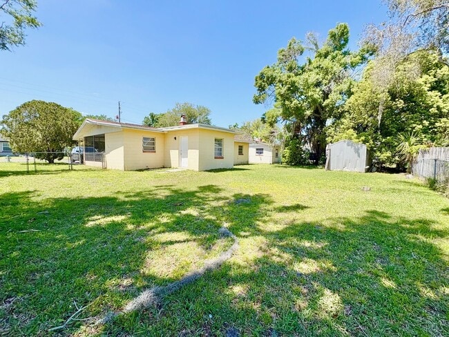 Building Photo - Charming 2 Bedroom Home with Fenced Yard & Screened Patio – Prime Location!