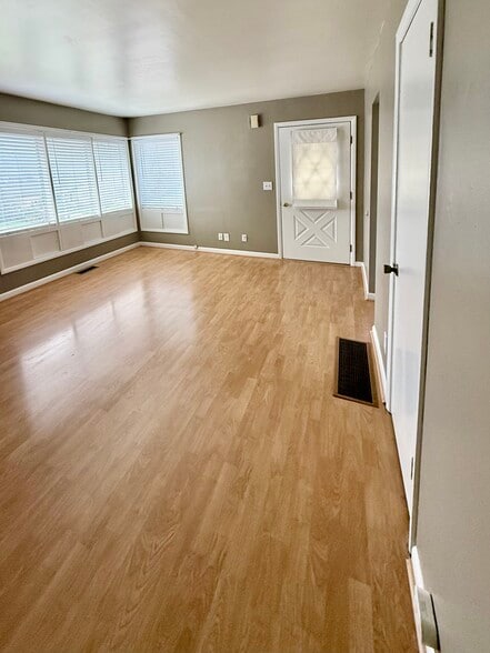 Living room - 701 NE 22nd Ave