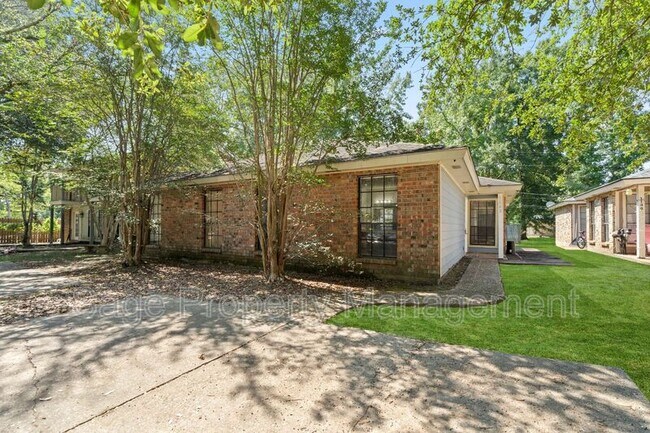 Primary Photo - 1142/1144 Willow Creek Dr