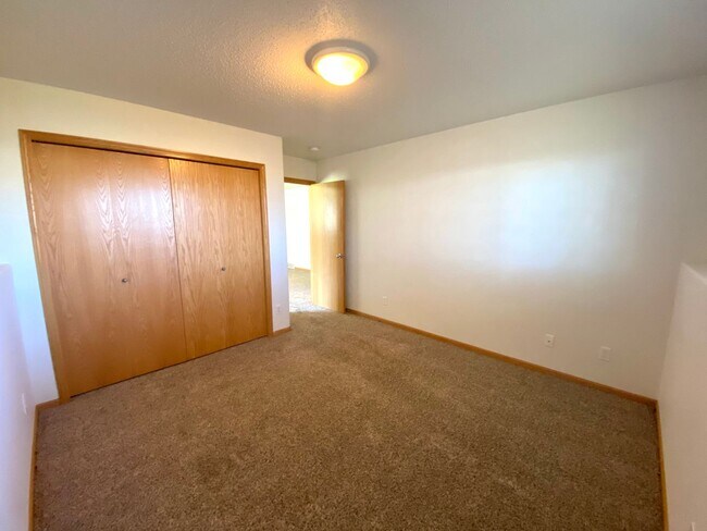 Building Photo - 744 34th Ave W