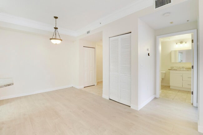 Building Photo - 6305 Myrtlewood Cir W
