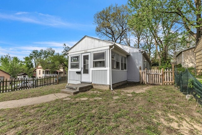 Building Photo - Renovated 4BR Home – Modern Finishes, Off-Street Parking