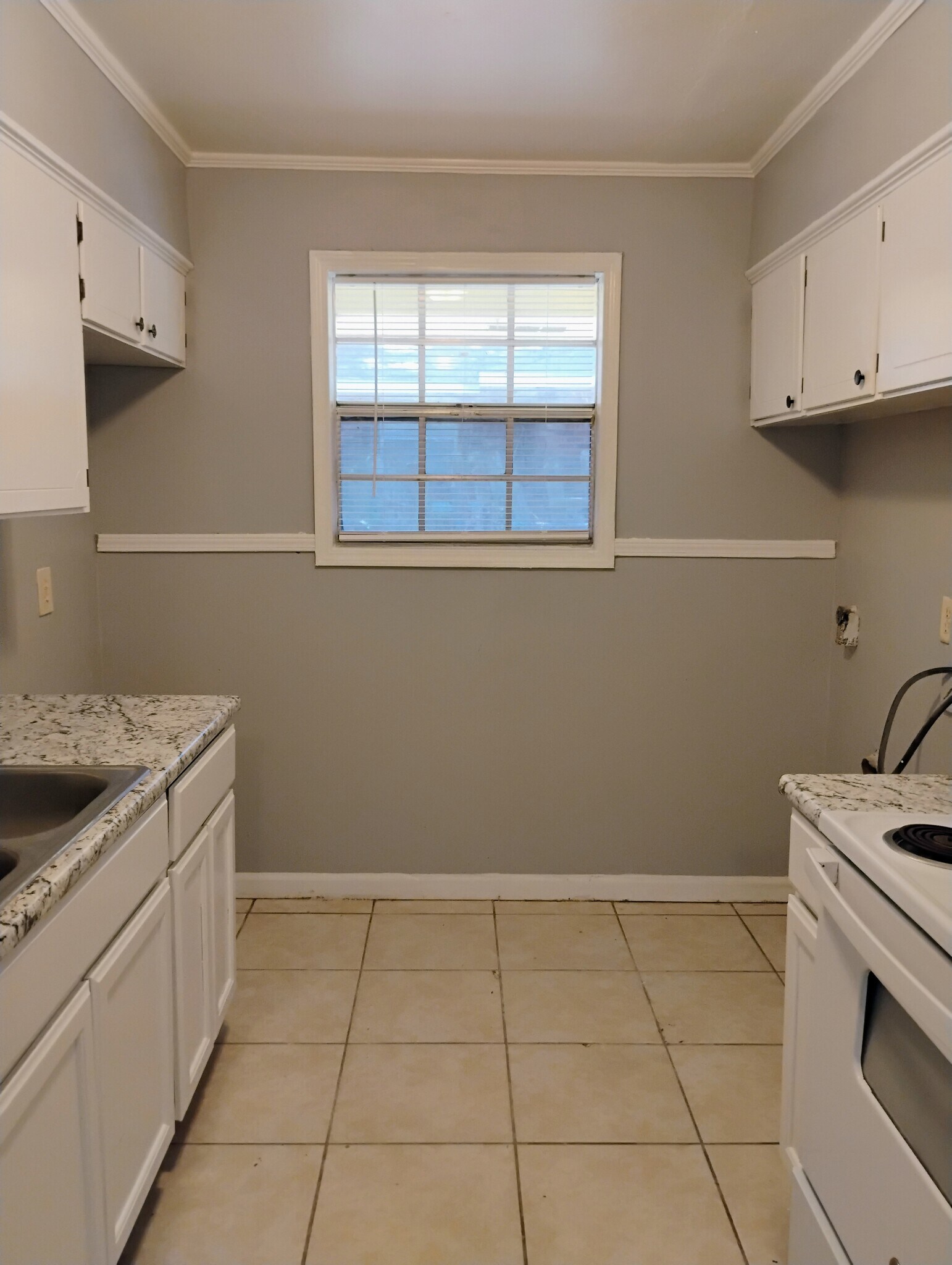 Building Photo - 832 Holt Dr