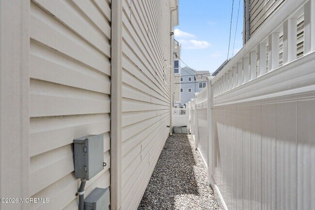 Building Photo - 7 E Church St