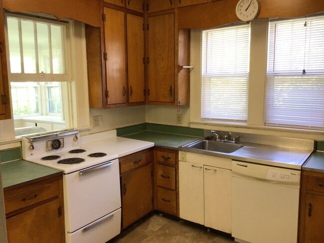 Building Photo - Charming 1920s Bungalow Near Five Points – Available Now!
