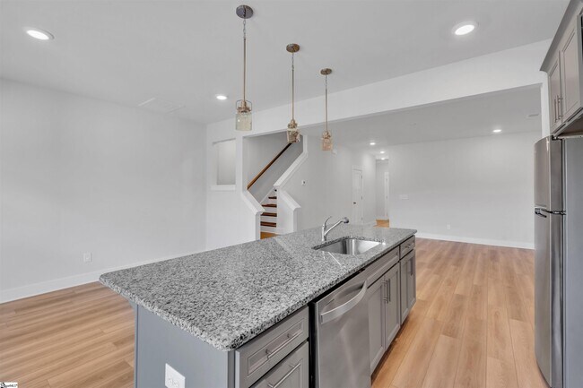 Building Photo - 46 Mardale Ln