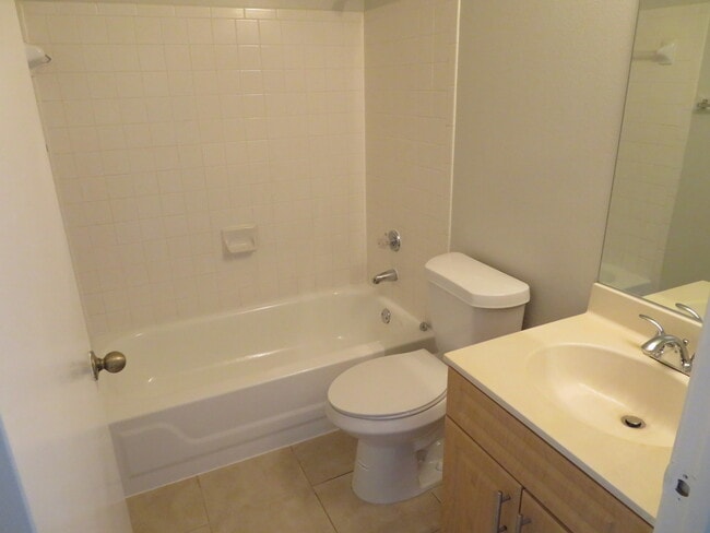 Building Photo - Great unit in Coral Springs
