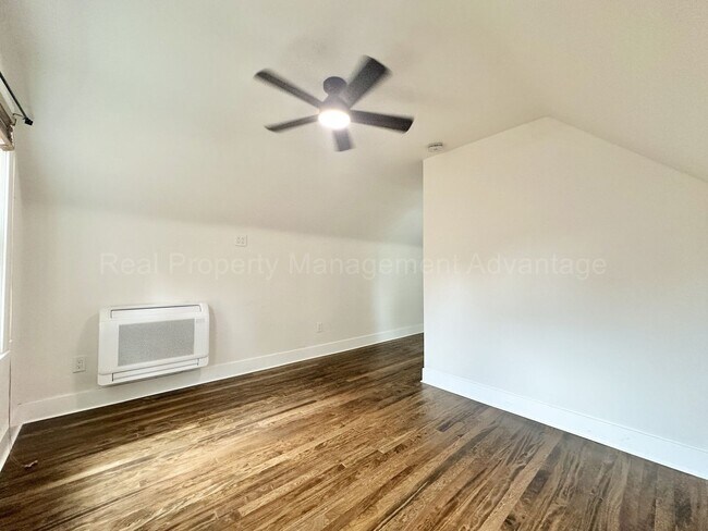 Building Photo - Charming Royal Oak 3-Bed with Sunroom, Dec...