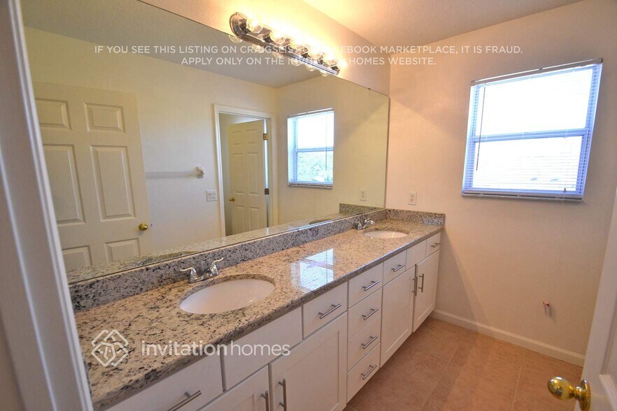 Building Photo - 13682 Hawk Lake Dr