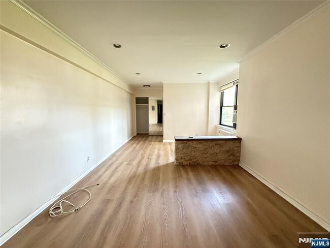 Building Photo - 421 Park Ave