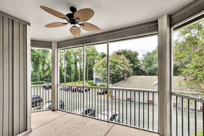 Building Photo - 3 bedroom/ 2 bathroom condo next to St Joh...
