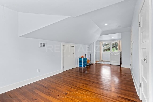 Building Photo - Beautiful Victorian Home in the Heart of S...