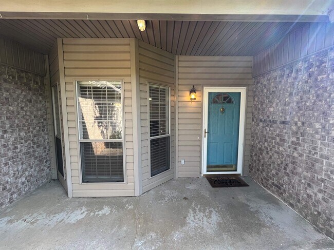 Building Photo - 28 Hillsboro Dr