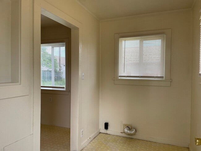 Building Photo - Nice 1 Bedroom 1 Bath Duplex