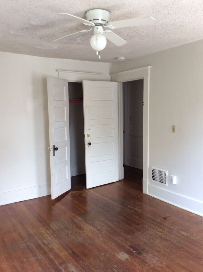 Building Photo - 228 E Bloomington St