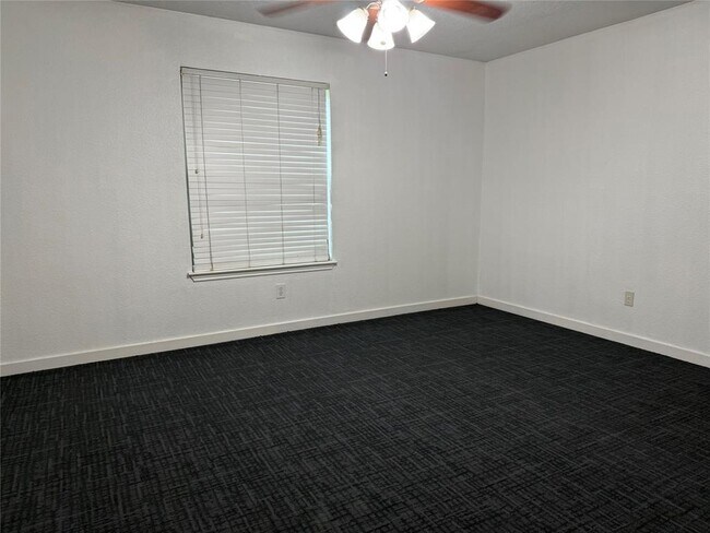 Building Photo - 702 Omega Cir
